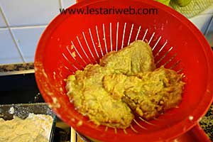 proses penepungan ayam geprek