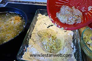 proses penepungan ayam geprek