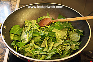 Masukin Daun Tumis Kangkung
