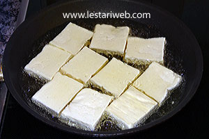 Menggoreng Tahu Setengah Matang