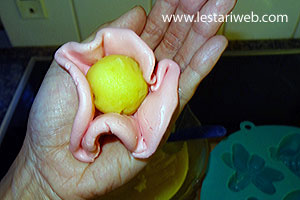 Membuat Kue Ku