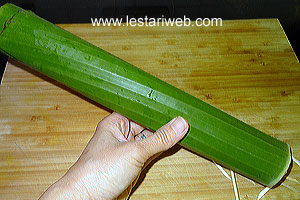 Membungkus Lontong