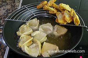 Menggoreng Pangsit