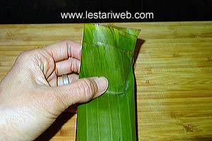 Mengunci Bungkus Lontong