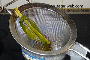 Menyaring Saus Gula