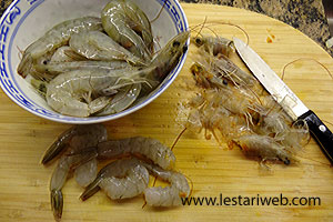 Menyiangi Udang