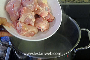 Merebus Ayam Sop