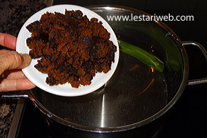 Merebus Gula Merah