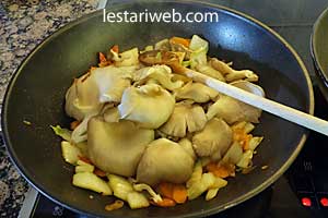 Oseng Jamur Sawi Putih Step 8