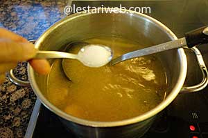 kuah tahu campur dibumbui garam