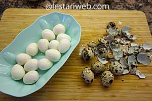 telur puyuh dikupas