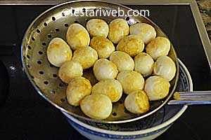 telur puyuh goreng ditiriskan