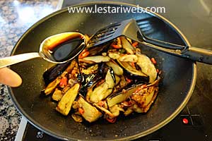kecap manis untuk masakan terong