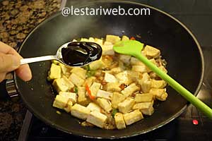 saus tiram ditambahkan ke wajan