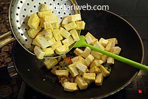 tahu goreng ditambahkan